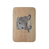 Een Cute Gray Guinee-schop op bruin hout Badmat (Voorkant Verticaal)