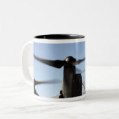 Een CV-22 Osprey bereidt zich voor op de start Tweekleurige Koffiemok (Voorkant links)