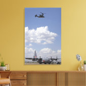 Een CV-22 Osprey vliegt over een C-130 Hercules Canvas Afdruk (Insitu (Woonkamer))