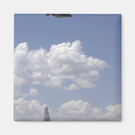 Een CV-22 Osprey vliegt over een C-130 Hercules Magneet (Voorkant)