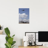 Een CV-22 Osprey vliegt over een C-130 Hercules Poster (Thuiskantoor)