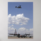 Een CV-22 Osprey vliegt over een C-130 Hercules Poster (Voorkant)