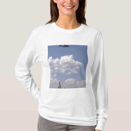 Een CV-22 Osprey vliegt over een C-130 Hercules T-shirt (Voorkant)