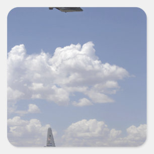 Een CV-22 Osprey vliegt over een C-130 Hercules Vierkante Sticker