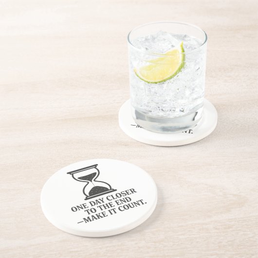 Een dag dichter bij het einde: laat het tellen zandsteen onderzetter (Zijkant)