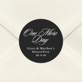 Eén dag meer Rehearsal Dinner Zwart en Wit Ronde Sticker