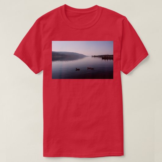 Een dag op het meer van het Coniston-meer T-shirt (Design voorkant)