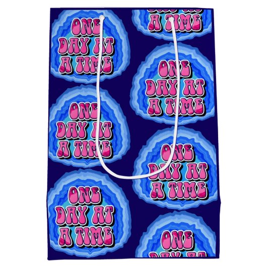 Eén dag tegelijk Geode 12 Step AA Recovery Slogan Medium Cadeauzakje (Achterkant)