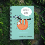 Een dag tegelijk - grappige sleuf planner<br><div class="desc">Op een dag in een Time Sloth Planner - Een planner om je eraan te herinneren dat je de rozen moet vertragen en ruiken. Uiteindelijk wint het langzame en gestage de race. Maar onthoud je belangrijke afspraken met deze funky sloth planner! Ook een geweldige cadeauoptie voor iedereen die weet hoe...</div>