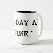 "één dag tegelijk" tweekleurige koffiemok (Voorkant rechts)