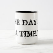 "één dag tegelijk" tweekleurige koffiemok (Center)