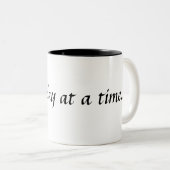 één dag tegelijk..... tweekleurige koffiemok (Voorkant rechts)