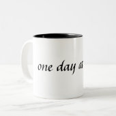 één dag tegelijk..... tweekleurige koffiemok (Voorkant links)