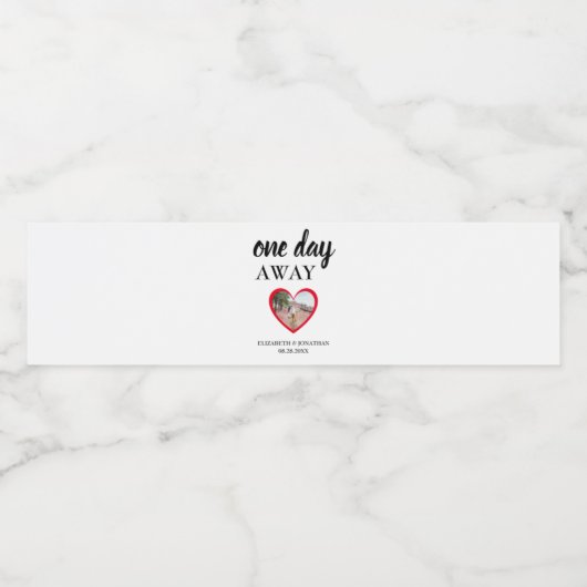 Eén dag verwijderd Hart Foto Proefhuwelijksdiner Waterfles Etiket (Enkel label)