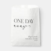 Een dag weg Minimale bruiloft repetitie diner Bedankzakje (Voorkant)