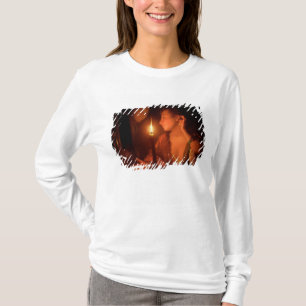 Een dame die een oorbel bewondert door Candlelight T-shirt