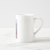 Een dame heeft haar koffie nodig en stuurt hulp ui porselein kop (Rechts)