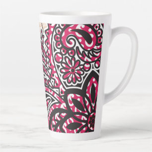 Een decoratief paisley-ontwerp met levendige rode latte mok