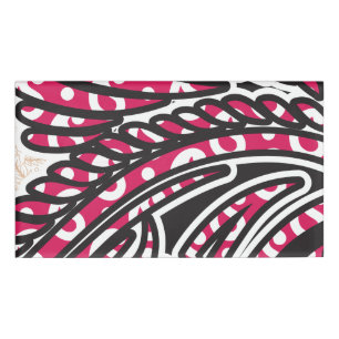 Een decoratief paisley-ontwerp met levendige rode naambadge