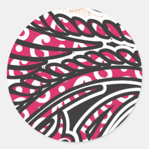Een decoratief paisley-ontwerp met levendige rode ronde sticker