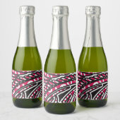 Een decoratief paisley-ontwerp met levendige rode  sparkling wijnetiket (Flessen)