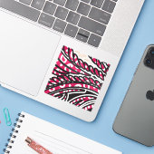 Een decoratief paisley-ontwerp met levendige rode sticker (Laptop met iPhone)