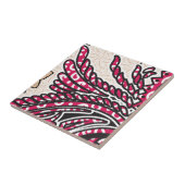 Een decoratief paisley-ontwerp met levendige rode  tegeltje (Zijkant)