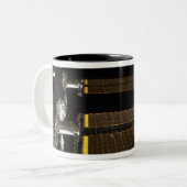 Een deel van het internationale ruimtestation 2 tweekleurige koffiemok (Voorkant links)