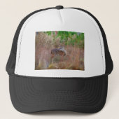 Een Deer in de Tall Grass Trucker Pet (Voorkant)