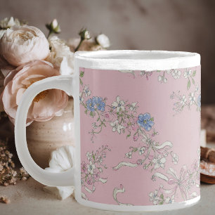 een delicate boeket wilde bloemen op een roze acht grote koffiekop