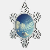 Een delicate strooi van wolken tin sneeuwvlok ornament (Rechts)