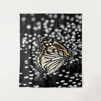 Een delicate vlinder met druppels dauw wandkleed