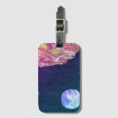 Een dicht uitzicht van fantasiewerelden en hun man bagagelabel (Voorkant (verticaal))