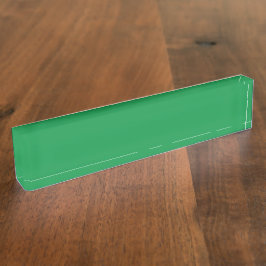 Een dicht, weelderig bos gevuld met levendig groen naambordje