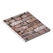 Een dichterbij gerichte blik op een bakstenen muur notitieblok (Schuin)