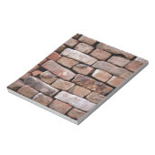 Een dichterbij gerichte blik op een bakstenen muur notitieblok (Linkerzijde)