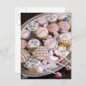 Een dienblad met baby ratelkoekjes op een baby sho uitnodiging briefkaart (Voorkant / Achterkant)