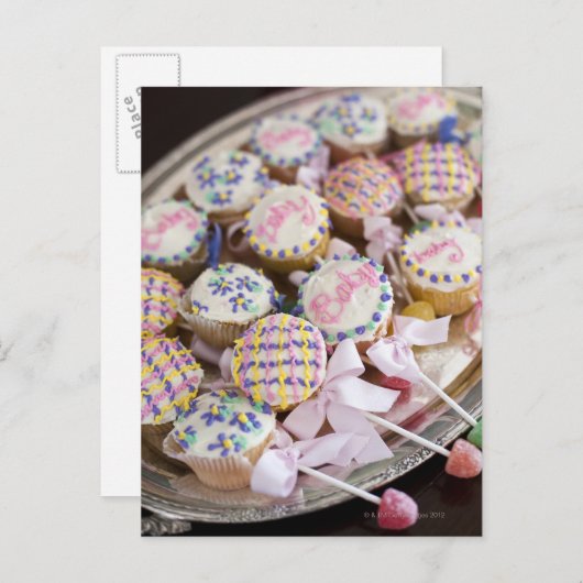 Een dienblad met baby ratelkoekjes op een baby sho uitnodiging briefkaart (Voorkant / Achterkant)