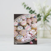 Een dienblad met baby ratelkoekjes op een baby sho uitnodiging briefkaart (Staand voorkant)