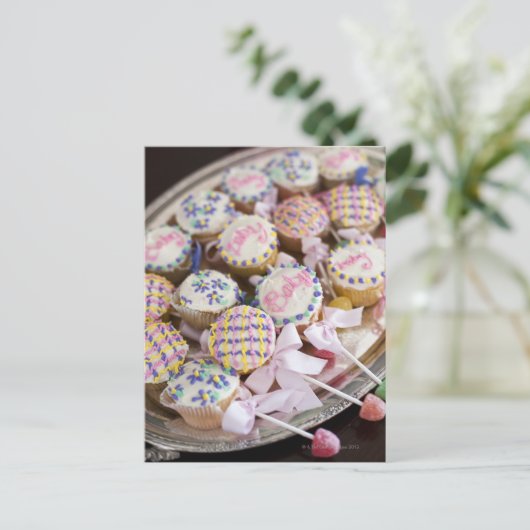 Een dienblad met baby ratelkoekjes op een baby sho uitnodiging briefkaart (Staand voorkant)