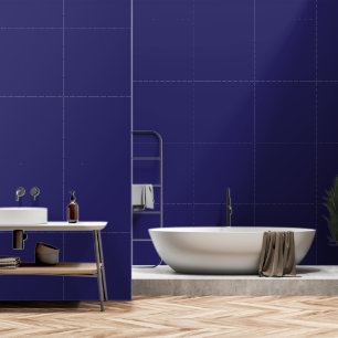 Een diep blauw decor geaccentueerd door een witte behang