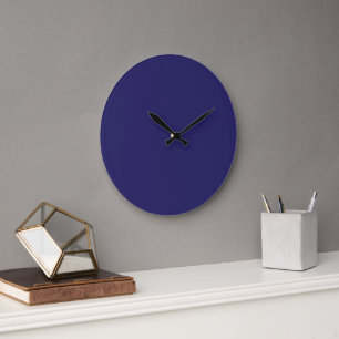 Een diep blauw decor geaccentueerd door een witte grote klok