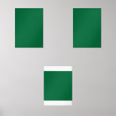 Een diep groene achtergrond gecontrasteerd door ee muurkunst sets (Voorkant)