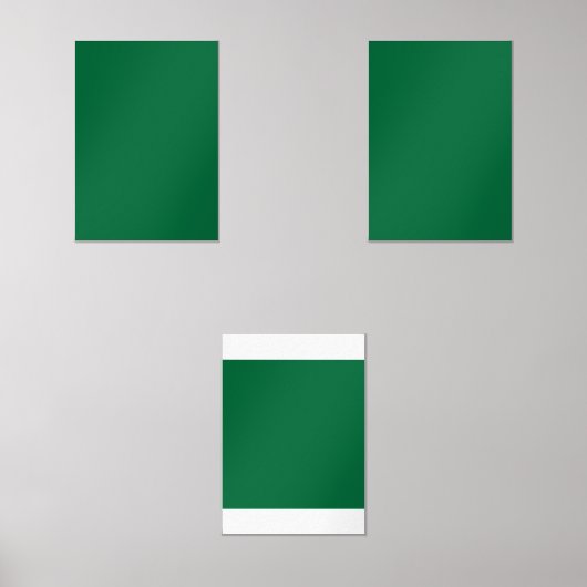 Een diep groene achtergrond gecontrasteerd door ee muurkunst sets (Voorkant)
