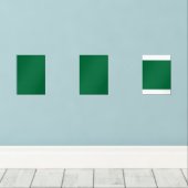 Een diep groene achtergrond gecontrasteerd door ee muurkunst sets (Houten vloer)