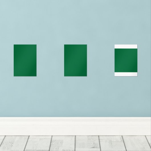 Een diep groene achtergrond gecontrasteerd door ee muurkunst sets (Houten vloer)