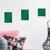 Een diep groene achtergrond gecontrasteerd door ee muurkunst sets (Woonkamer)