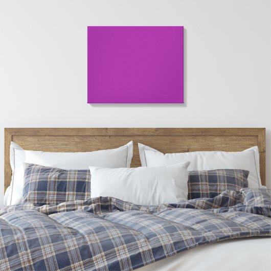 Een diep paarse achtergrond geaccentueerd door een canvas afdruk (Insitu (Slaapkamer))
