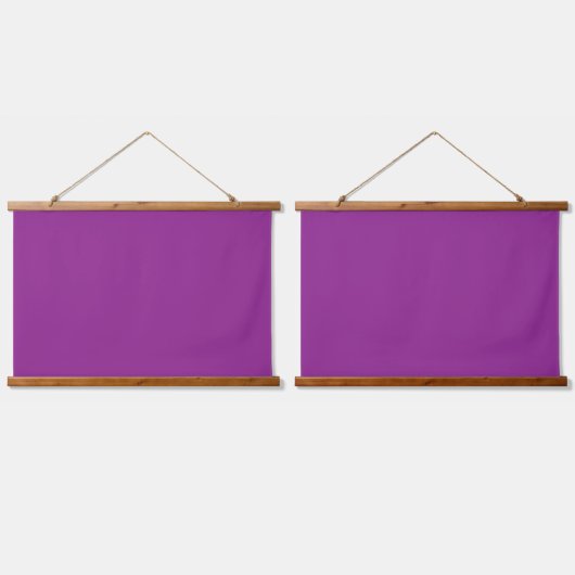 Een diep paarse achtergrond geaccentueerd door een hangend wandkleed (Dubbel)