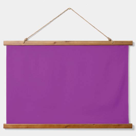 Een diep paarse achtergrond geaccentueerd door een hangend wandkleed (Voorkant 2)